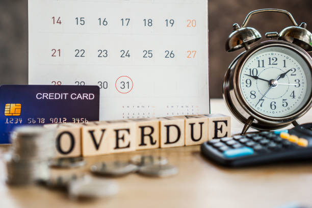 Calendar showing overdue payment date with credit card and clock